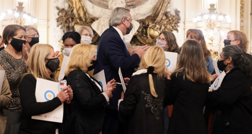 El presidente saludó a las primeras beneficiarias de jubilaciones por Reconocimiento de Aportes de Tareas de Cuidado