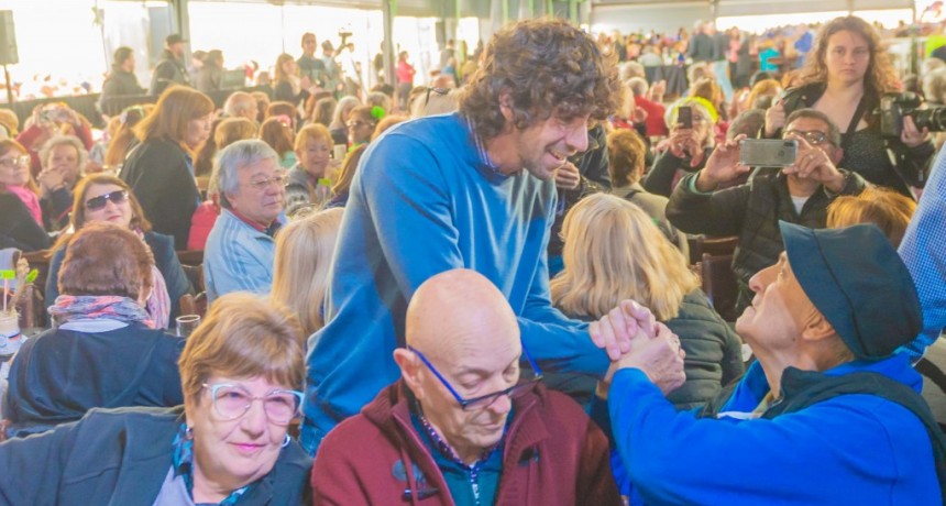 San Fernando festejó el Día del Jubilado con Palito Ortega y más de 3.500 vecinas y vecinos