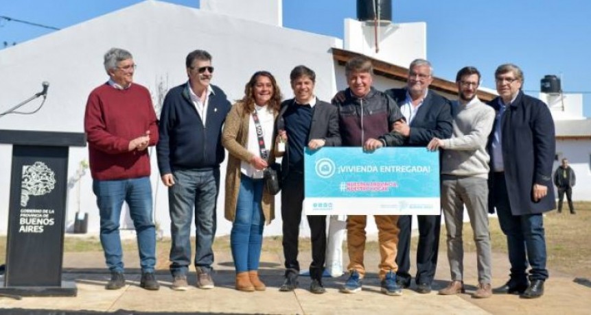 Axel Kicillof entregó 24 viviendas para familias de Bragado