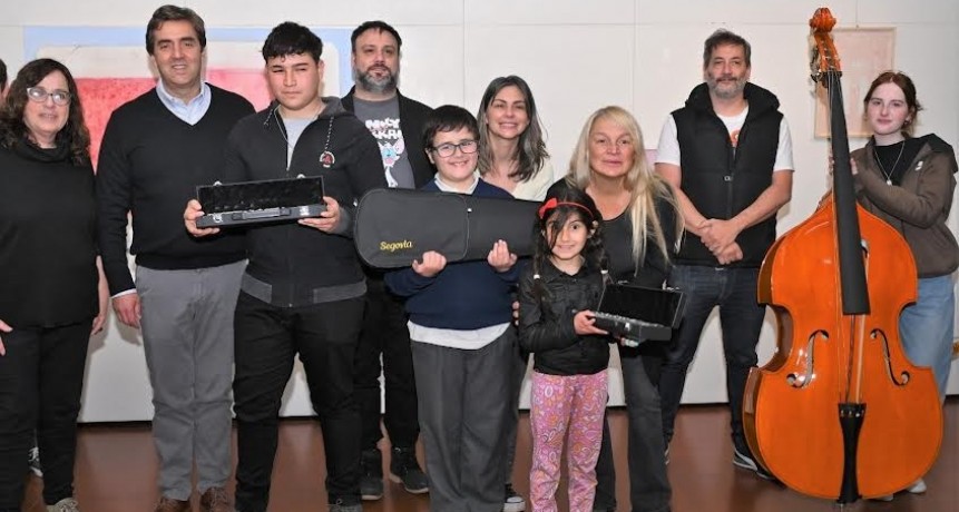 Luján: El Municipio y Fundación Banco Provincia entregaron instrumentos musicales a orquestas del distrito