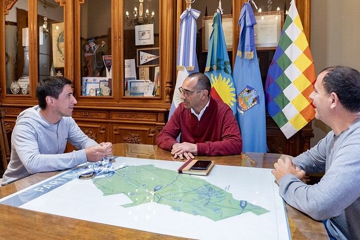 Azul: Sombra recibió a Simón Mazzante, medalla de oro en los JADAR