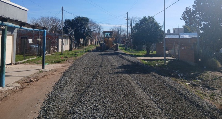 Pte. Perón: El Municipio refuerza las mejoras de sus calles en el barrio Las Lomas