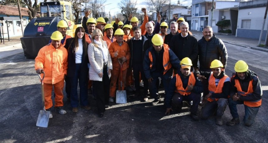 Kicillof y Alak recorrieron Los Hornos y charlaron con vecinos en la última jornada de campaña