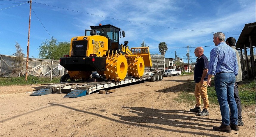 Colón (ER): La Municipalidad recibió una nueva máquina destinada al volcadero