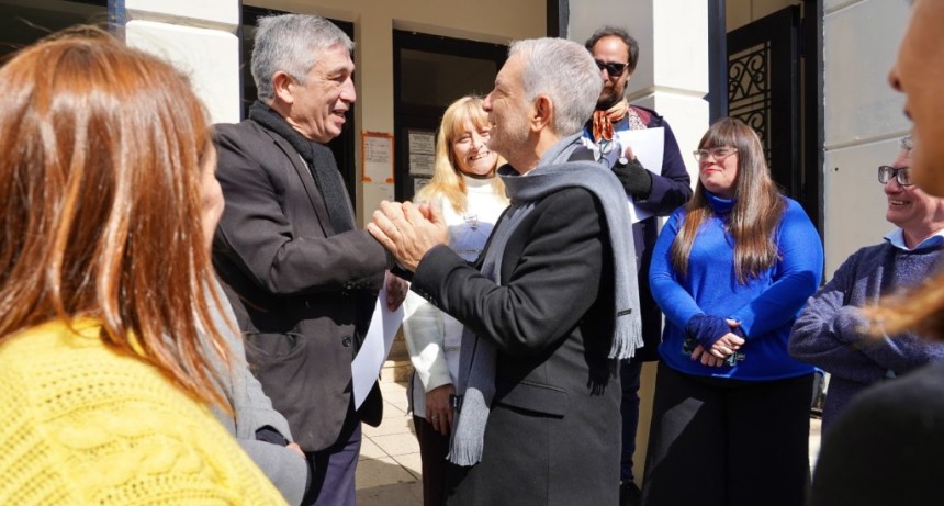 La Plata: Alak recorri&oacute; obras de infraestructura en una escuela centenaria de Villa Elvira
