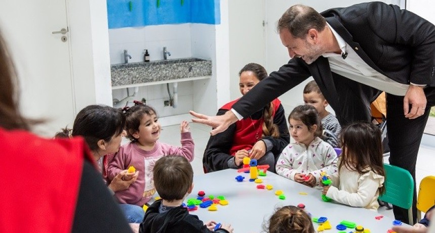 Lincoln: Serenal y funcionarios visitaron los centros educativos municipales 