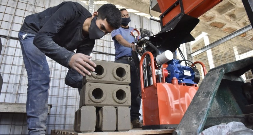 En Malvinas Argentinas se fabrican ladrillos ecológicos únicos en la provincia 