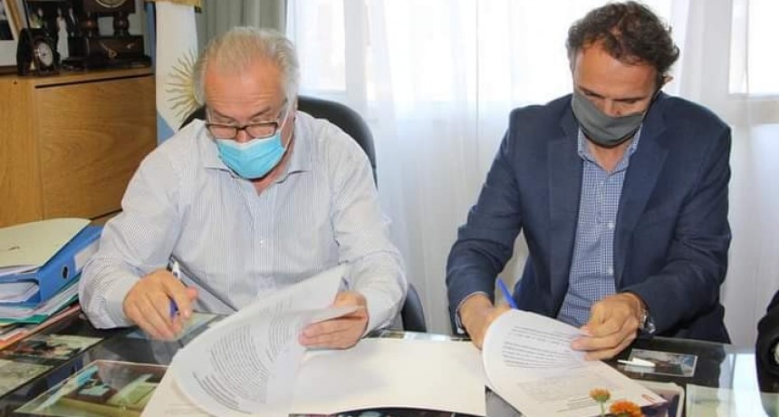 Roque Pérez firma convenios para el desarrollo de obras de agua, cloacas y saneamiento 