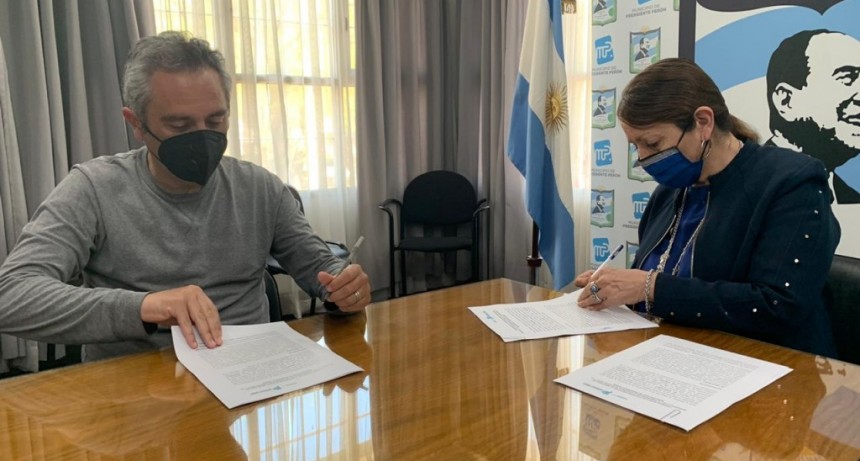 Pte. Perón: La intendenta Cantero firmó convenio con el ministro Larroque 