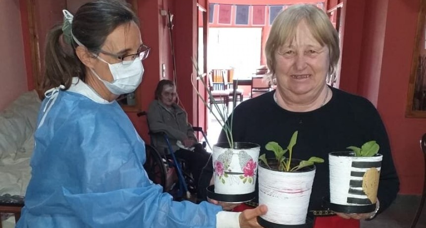 Puan: El Hogar “El Centenario” recibió obsequios enviados por el “Taller Protegido Crecer” 