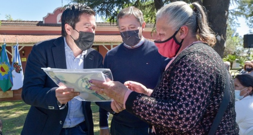 E. Echeverría: Fernando Gray y el Ministro Nardini participaron de la entrega de 425 escrituras