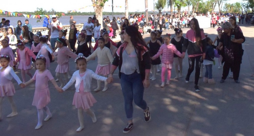 Colón (ER): Se llevó a cabo un colorido desfile primaveral en la costanera 