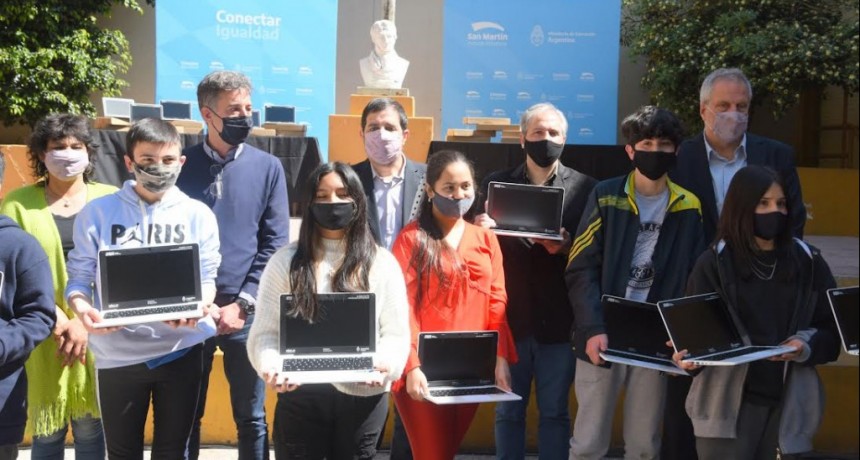 Fernando Moreira y Jaime Perczyk entregaron netbooks de Conectar Igualdad en San Martín