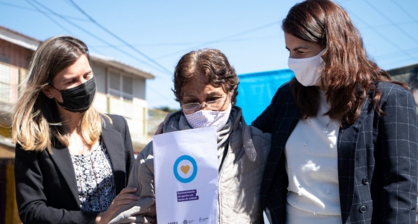 Moreno: Mariel entregó jubilaciones por el reconocimiento de aportes por tareas de cuidado 