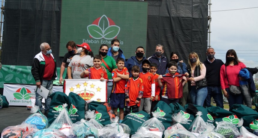 Esteban Echeverría: Fernando Gray entregó camisetas y elementos deportivos a clubes locales