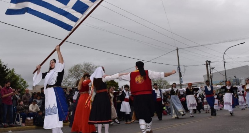 Berisso: Con el tradicional Desfile de las Colectividades cerró la 44° Fiesta del Inmigrante