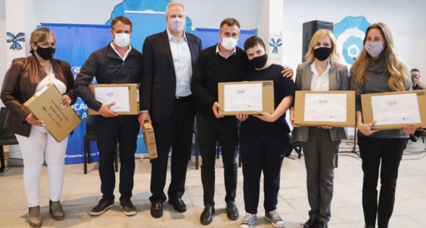 Pilar: Achaval y el Ministro Perczyk entregaron netbooks a alumnos del distrito  