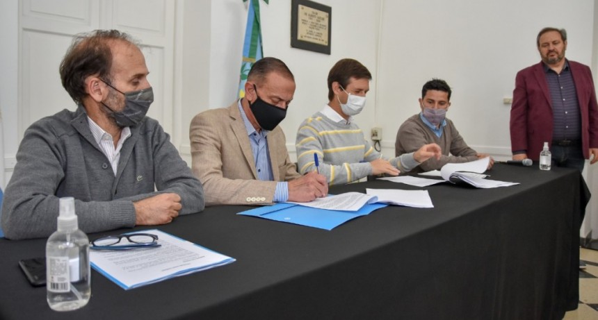 San Vicente: Mantegazza firmó un convenio para asfaltar 45 cuadras en el distrito