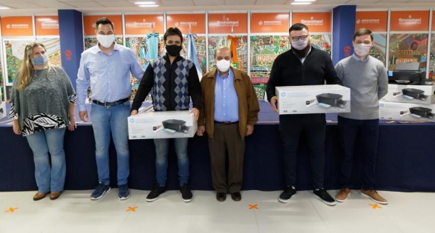 Berazategui: Mussi entregó impresoras y equipamientos a escuelas del distrito 