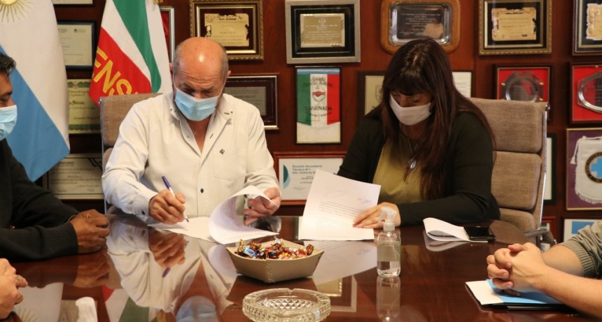 Ensenada: El Intendente firmó un convenio para la construcción de un nuevo polideportivo