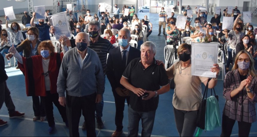 Tres Lomas: 95 familias recibieron la escritura de su vivienda 