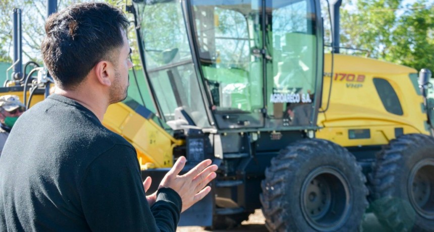C. de Areco: El Municipio incorporó una motoniveladora y una camioneta 0KM 