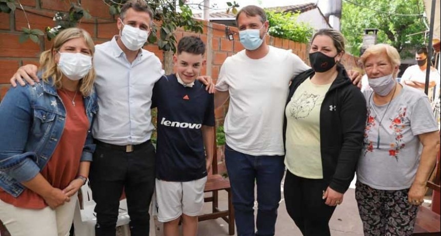 Pilar: El Intendente Achával entregó generadores a vecinos electrodependientes