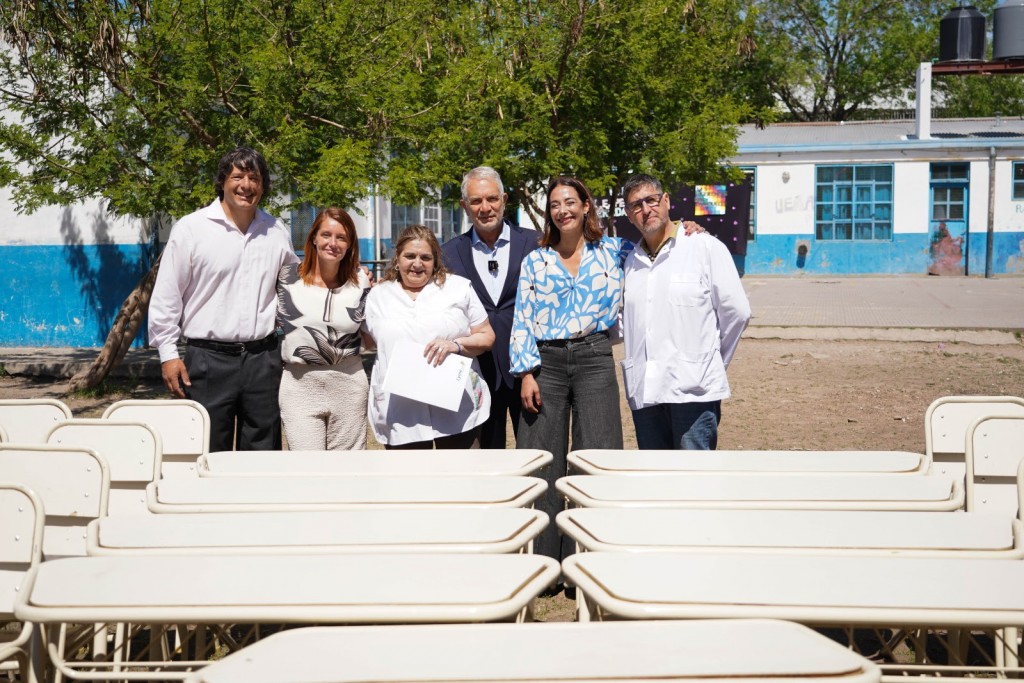 La Plata: Alak encabezó la entrega de equipamiento y la puesta en valor de una escuela de Olmos
