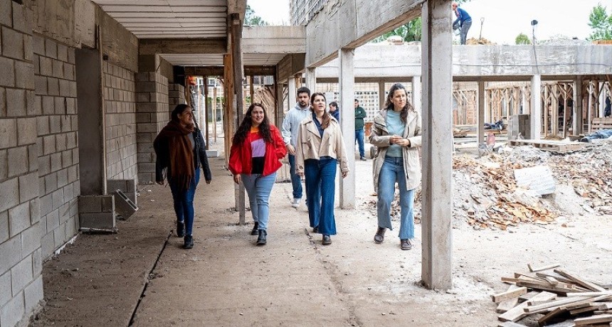 Moreno: Mariel Fern&aacute;ndez recorri&oacute; obras en Francisco &Aacute;lvarez