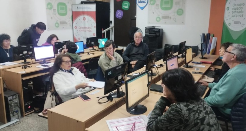 Azul: Comenz&oacute; el curso de alfabetizaci&oacute;n digital para adultos mayores
