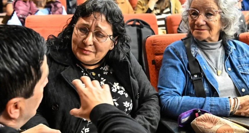 Malvinas Argentinas: Nardini encabez&oacute; una nueva entrega de escrituras a familias 