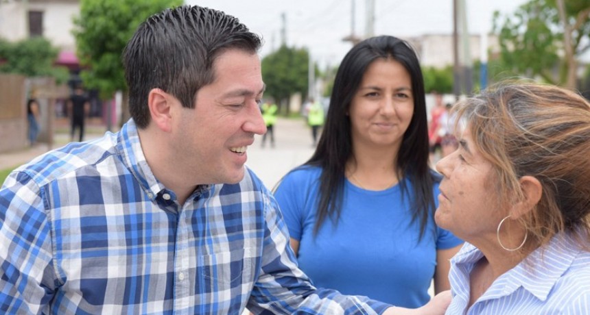 Leo Nardini inaugur&oacute; el pavimento en la localidad de Grand Bourg