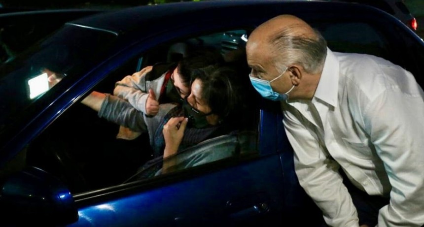 Lanús: Grindetti asistió a la primera función del Ciclo de Autocine en Escalada Este