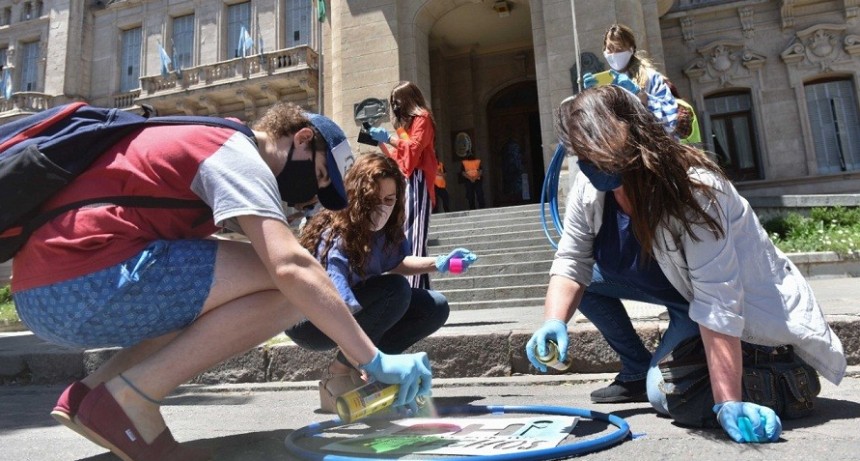 B. Blanca: Intervención urbana por el Día Internacional de los Derechos del Niño, Niña y Adolescente