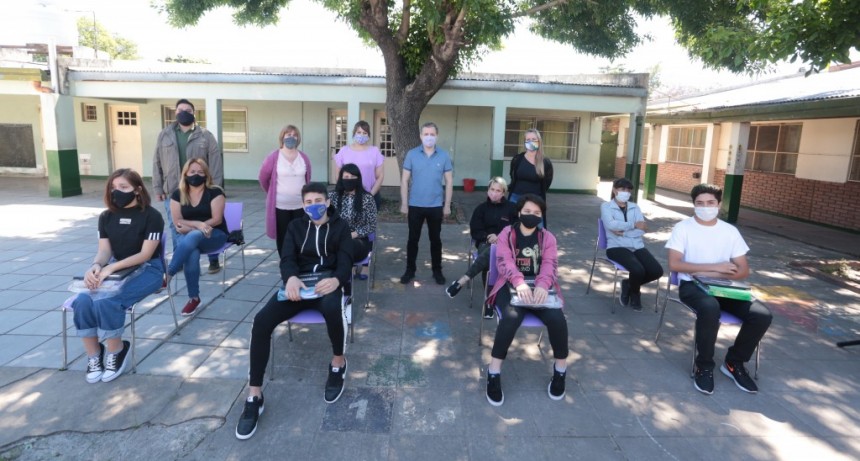 E. Echeverría: Fernando Gray ya entregó 1.250 netbooks a escuelas del distrito