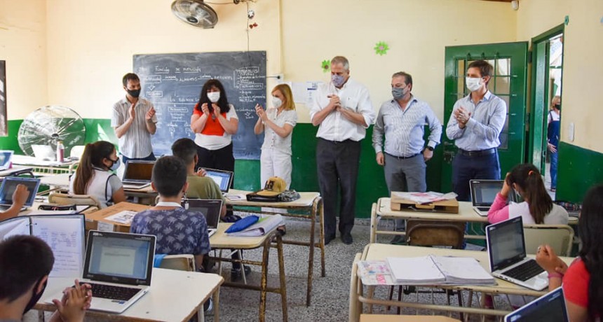 San Vicente: El intendente junto al Ministro Perczyk entregaron netbooks en la Escuela 10 