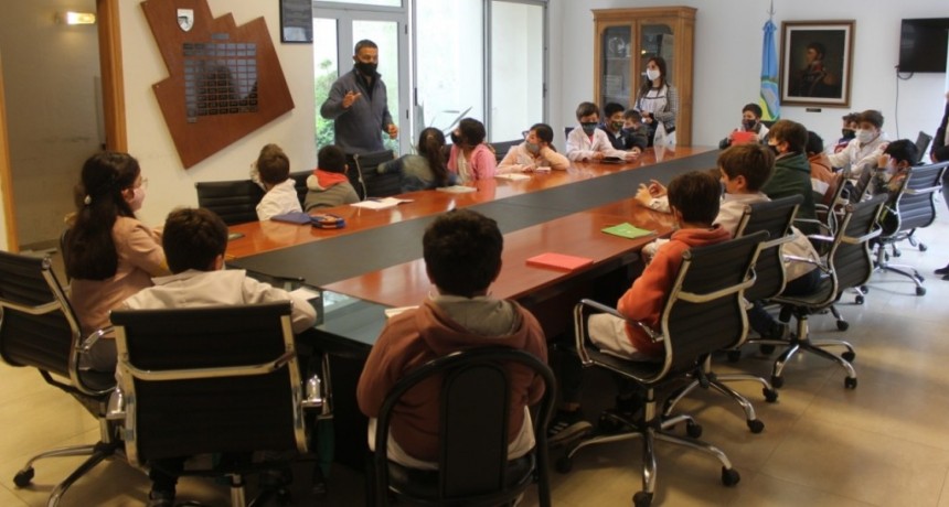 Balcarce: Alumnos de la Escuela Primaria Nº 2 visitaron la municipalidad  