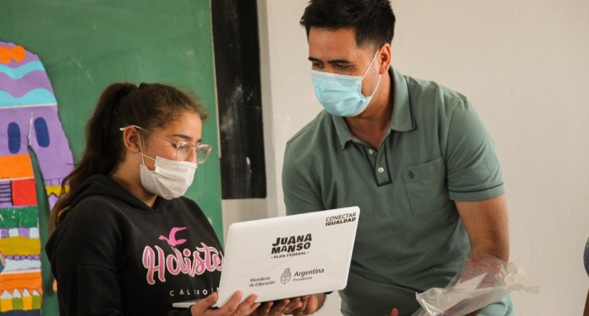 C. de Areco: El Intendente entregó netbooks en la Escuela Secundaria N°4 