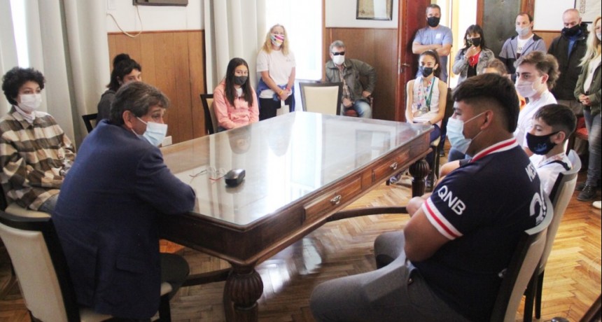 Lobería: El Intendente se reunió con los jóvenes que participaron de Los Juegos Bonaerenses 