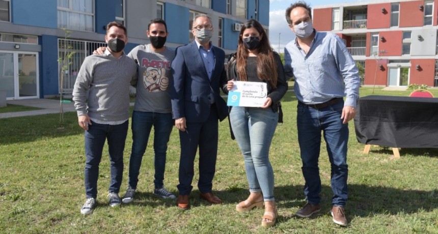 Ituzaingó: Descalzo y Maggiotti realizaron la entrega de viviendas Procrear II y créditos Casa Propia 