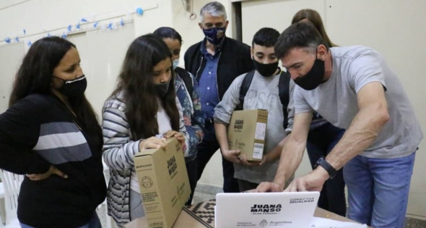 S. A. de Giles: El Intendente entregó computadoras del Plan Federal Juana Manso