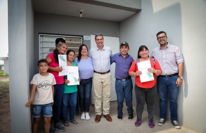 Chaco: Capitanich entregó 36 viviendas en Tres Isletas