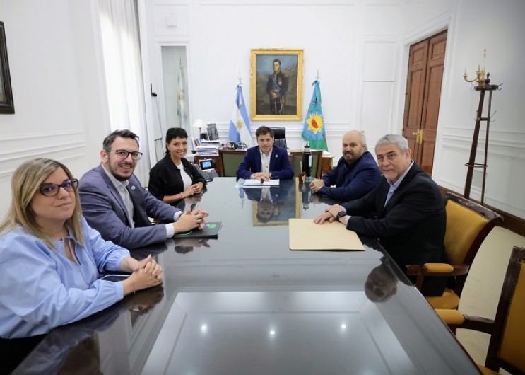 Axel Kicillof firmó convenios para la compra de bienes de capital en tres municipios