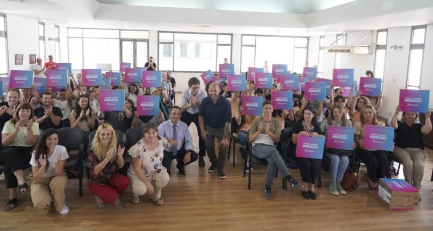 Baradero: Estudiantes de escuelas rurales y de educación especial recibieron sus computadoras personales