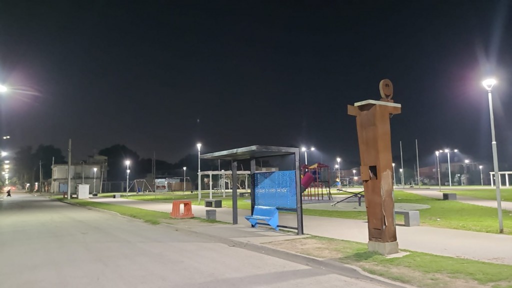 Pte. Perón: El Municipio avanza con el recambio de nuevos equipos de luminarias en los espacios públicos 