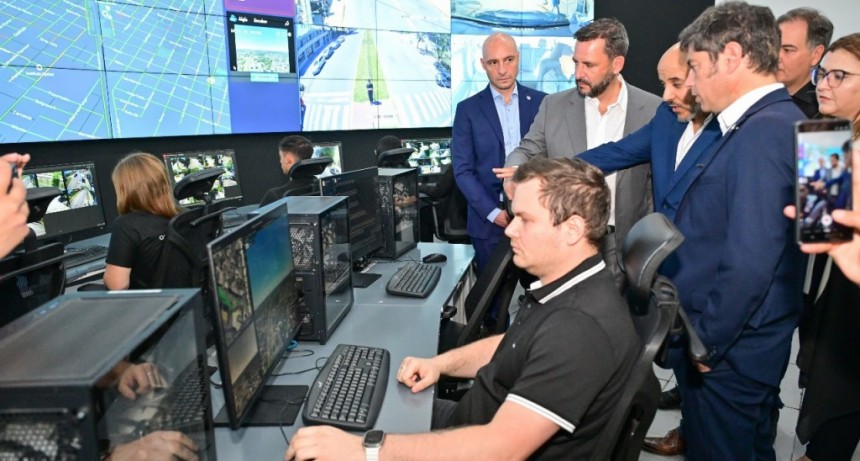 Sujarchuk y Kicillof recorrieron el Centro de Monitoreo ampliado y presentaron nuevos patrulleros en Escobar