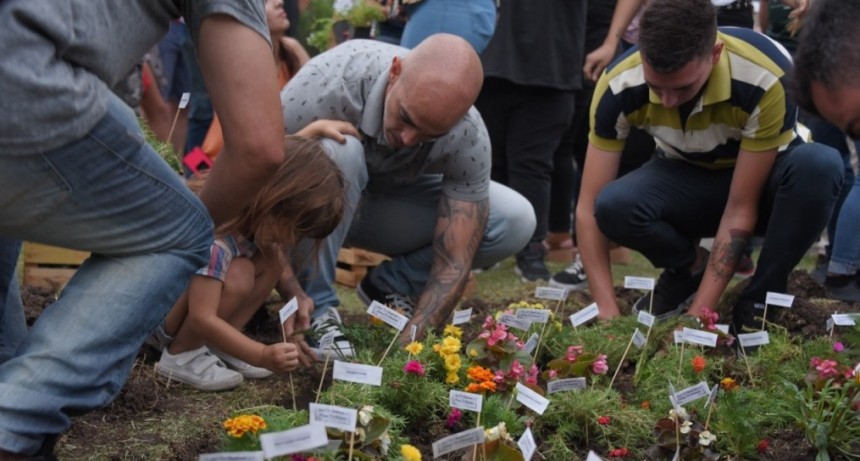 Ituzaingo: Emotivo homenaje en la plaza &ldquo;Los pibes de Croma&ntilde;&oacute;n, Ceci y Luis&rdquo;
