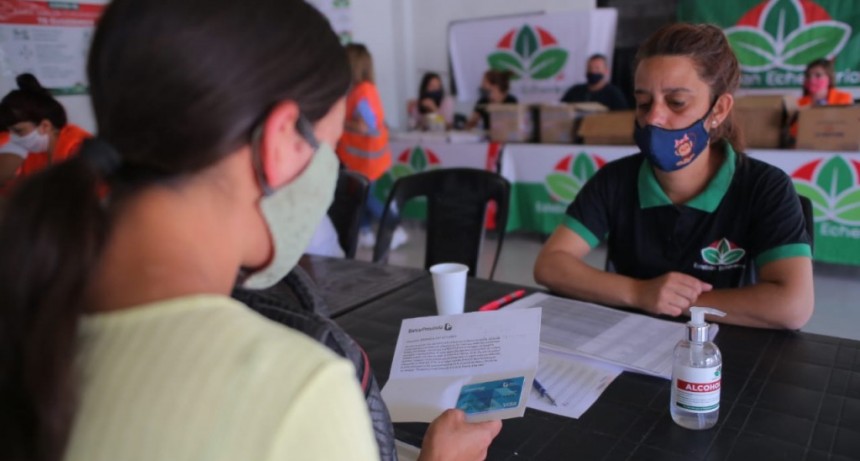 E. Echeverría: Entrega de Tarjeta AlimentAR en 9 de Abril