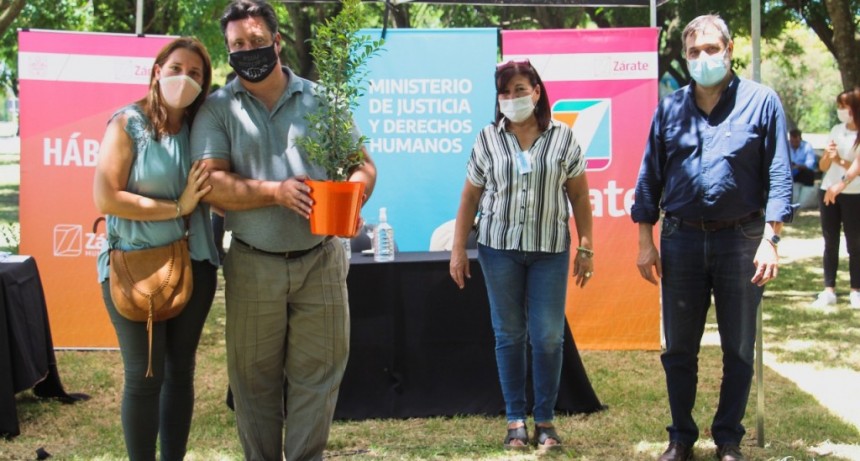 Zárate: El Municipio realizó el acto de firma de más de 60 escrituras sociales  