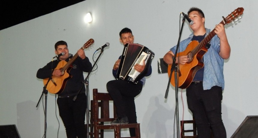 Pte. Perón: Homenaje a artistas chamameceros   